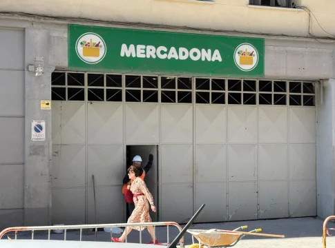 El nuevo Mercadona con terraza pone contra las cuerdas a bares y cadenas de comida rápida El nuevo Mercadona con terraza pone contra las cuerdas a bares y cadenas de comida rápida