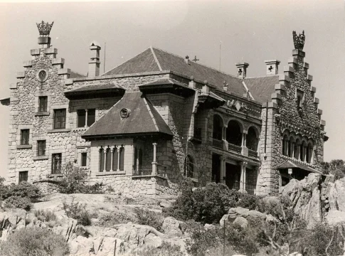 Qué esconde el palacio de Franco en Madrid que se cae a pedazos: la fortaleza sobre una roca que esconde tesoros y misterio Qué esconde el palacio de Franco en Madrid que se cae a pedazos: la fortaleza sobre una roca que esconde tesoros y misterio