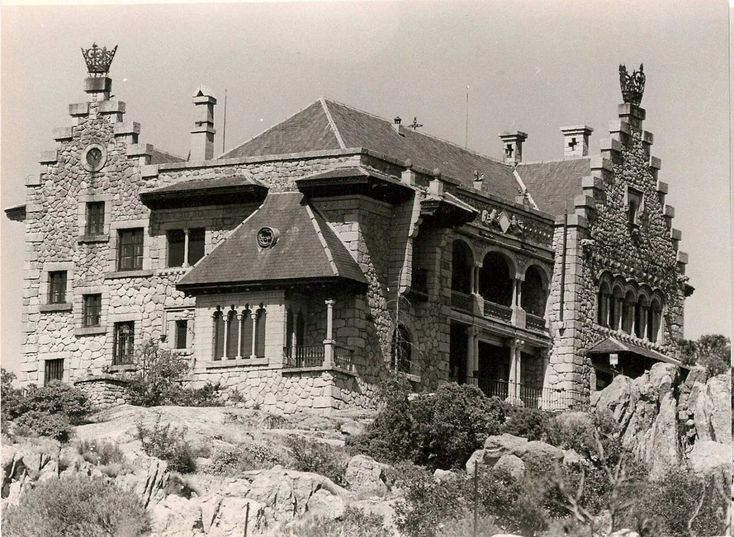 Qué esconde el palacio de Franco en Madrid que se cae a pedazos: la fortaleza sobre una roca que esconde tesoros y misterio Qué esconde el palacio de Franco en Madrid que se cae a pedazos: la fortaleza sobre una roca que esconde tesoros y misterio