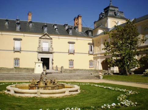 El secreto mejor guardado de la realeza: el majestuoso palacio neoclásico semidesconocido en mitad de un monte protegido en Madrid. (El Pardo, España) El secreto mejor guardado de la realeza: el majestuoso palacio neoclásico semidesconocido en mitad de un monte protegido en Madrid. (El Pardo, España)