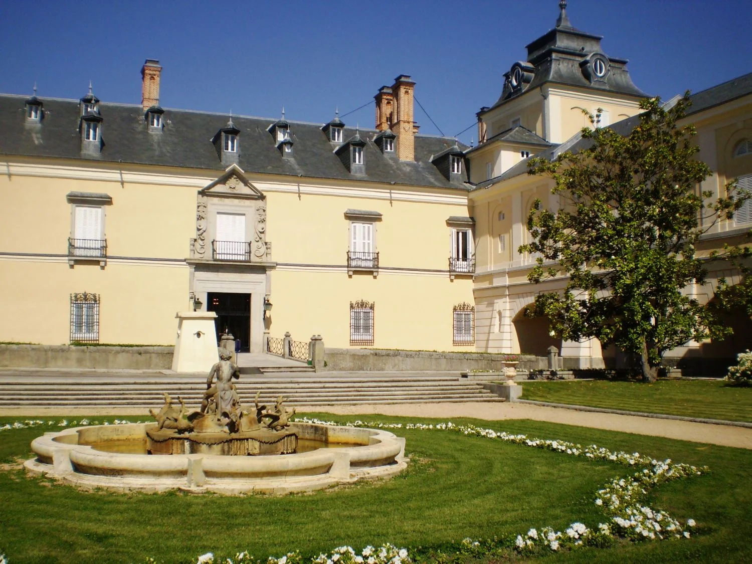 El secreto mejor guardado de la realeza: el majestuoso palacio neoclásico semidesconocido en mitad de un monte protegido en Madrid. (El Pardo, España) El secreto mejor guardado de la realeza: el majestuoso palacio neoclásico semidesconocido en mitad de un monte protegido en Madrid. (El Pardo, España)