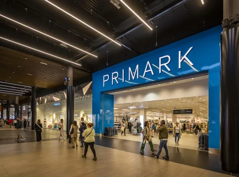 Adiós a las multas de Vueling: la maleta de cabina de Primark por 28 euros que vuela de las tiendas Adiós a las multas de Vueling: la maleta de cabina de Primark por 28 euros que vuela de las tiendas