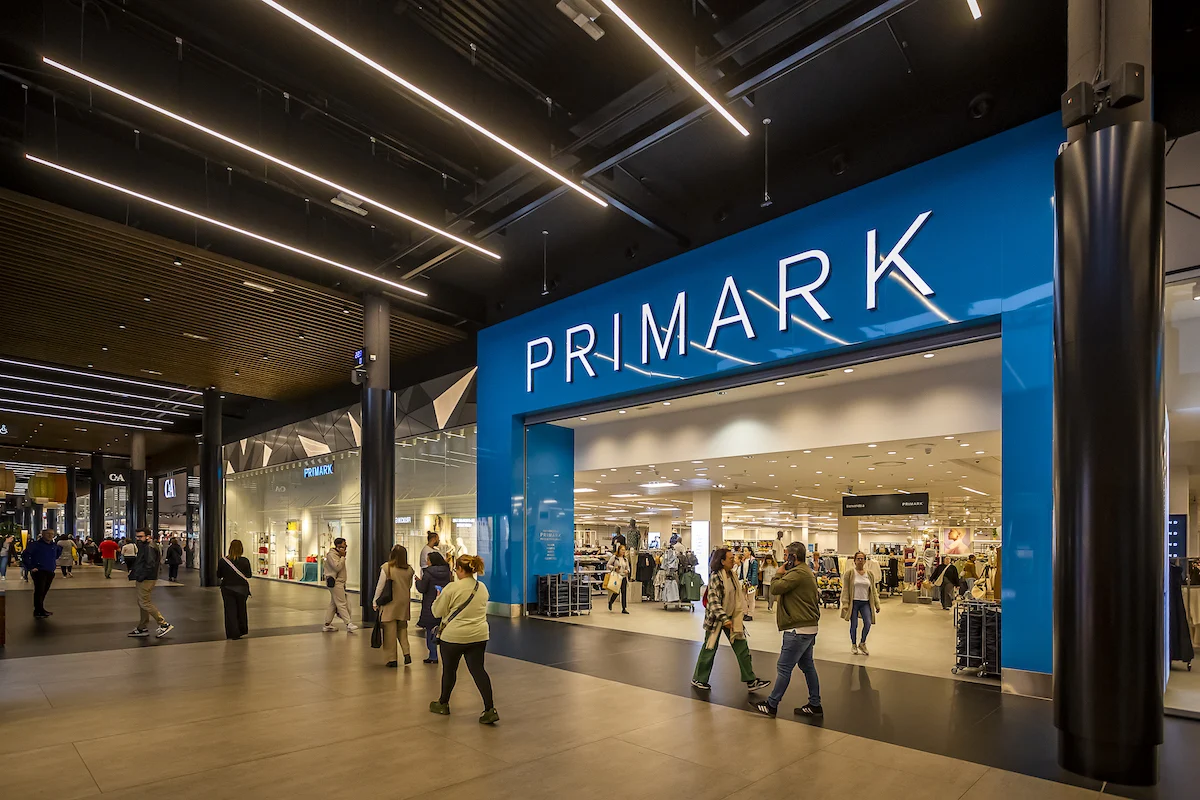 Adiós a las multas de Vueling: la maleta de cabina de Primark por 28 euros que vuela de las tiendas Adiós a las multas de Vueling: la maleta de cabina de Primark por 28 euros que vuela de las tiendas