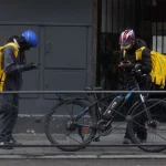 Fuentes sindicales estallan contra Uber por la compra de la matriz de Glovo: "Dejen de jugar a las inversiones y miren por los riders" 4 Merca2 Repartidores de Glovo esperan pedidos. Fuente: Agencias