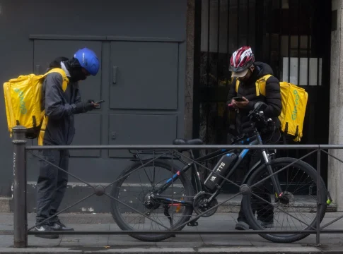 Repartidores de Glovo esperan pedidos. Fuente: Agencias Repartidores de Glovo esperan pedidos. Fuente: Agencias