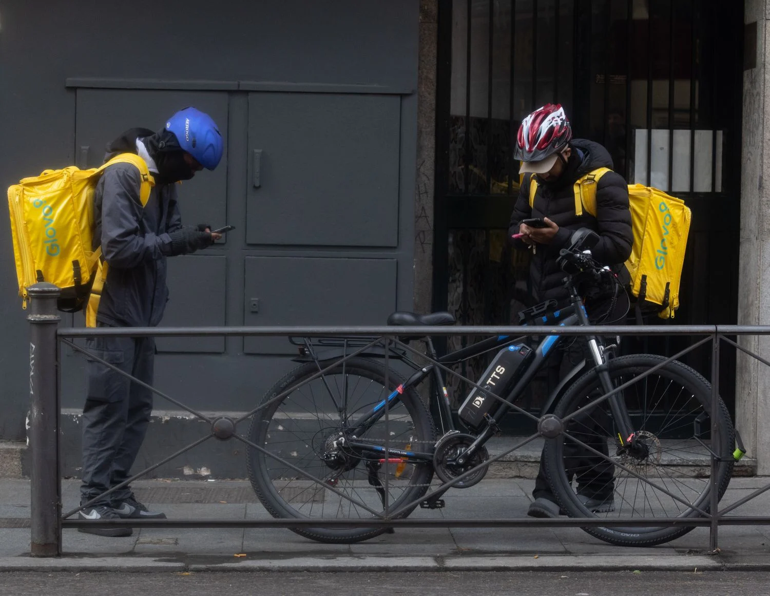 Repartidores de Glovo esperan pedidos. Fuente: Agencias