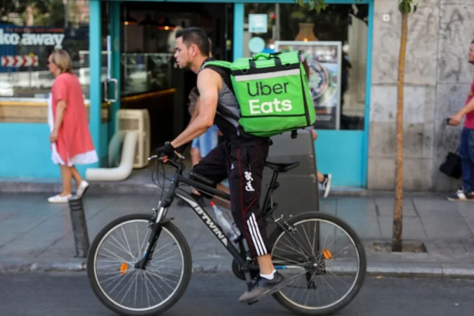 La guerra por Glovo estalla en Europa: Uber y DoorDash chocan con el fantasma del monopolio 1 Merca2 Rider de Uber Eats. Fuente: Agencias