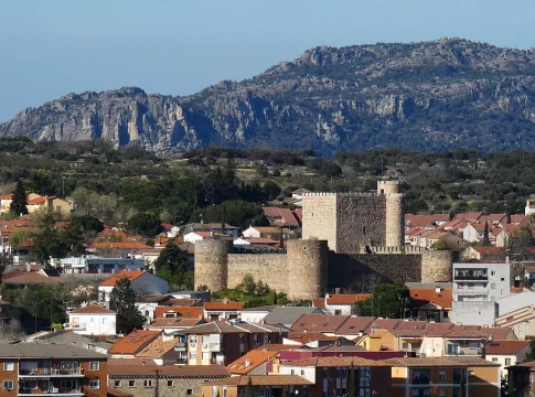 El rincón vinícola de Madrid que planta cara a La Rioja con sus bodegas centenarias y un impresionante castillo sacado de un cuento El rincón vinícola de Madrid que planta cara a La Rioja con sus bodegas centenarias y un impresionante castillo sacado de un cuento