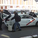 ¿Robotaxis o "robo al taxi"? El sector en Madrid exige regular el proyecto de Uber, Cabify y Bolt 23 Merca2 Taxis en Madrid, frente a la estación de atocha. Fuente Agencias