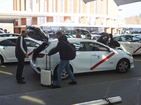 Taxis en Madrid, frente a la estación de atocha. Fuente Agencias Taxis en Madrid, frente a la estación de atocha. Fuente Agencias