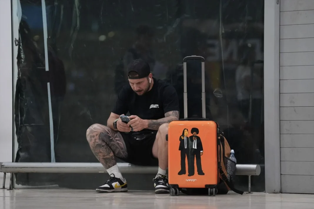 Usuario del tren en las estación de Sants de Barcelona tras la aprobación del Verano Joven. Fuente: Agencias Usuario del tren en las estación de Sants de Barcelona tras la aprobación del Verano Joven. Fuente: Agencias