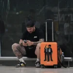 ¿Cuándo se puede esperar la llegada del Verano Joven de Renfe? 18 Merca2 Usuario del tren en las estación de Sants de Barcelona tras la aprobación del Verano Joven. Fuente: Agencias
