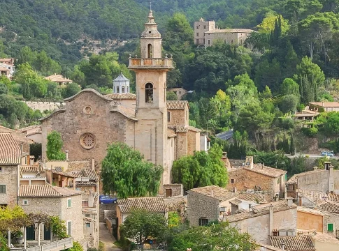 Ni masificaciones ni calor extremo: el pueblo de montaña en Mallorca que tienes que pisar antes de junio Ni masificaciones ni calor extremo: el pueblo de montaña en Mallorca que tienes que pisar antes de junio