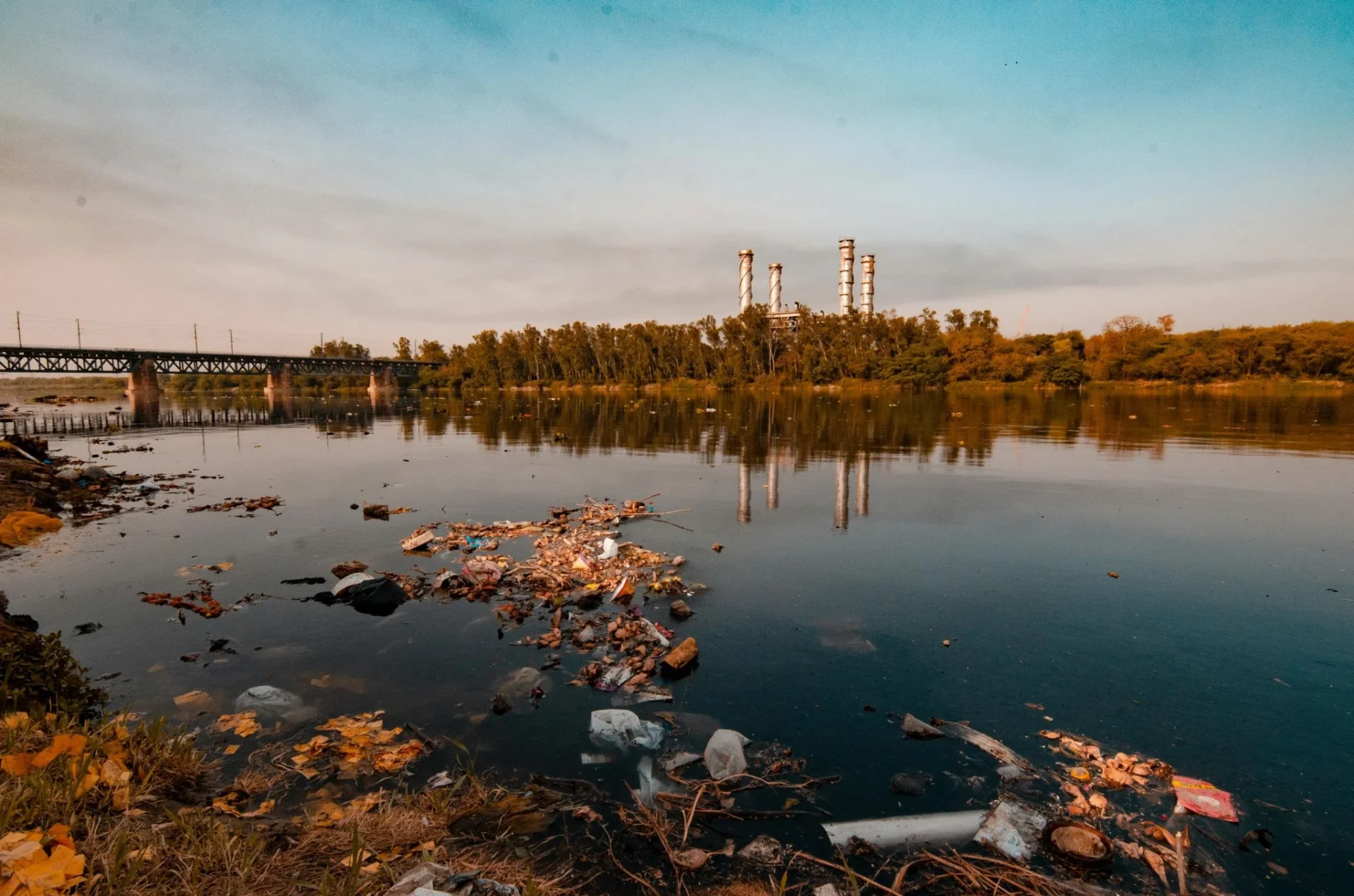 aoc-denuncia-contaminacion-agua-meta-portada contaminación agua centros datos Meta