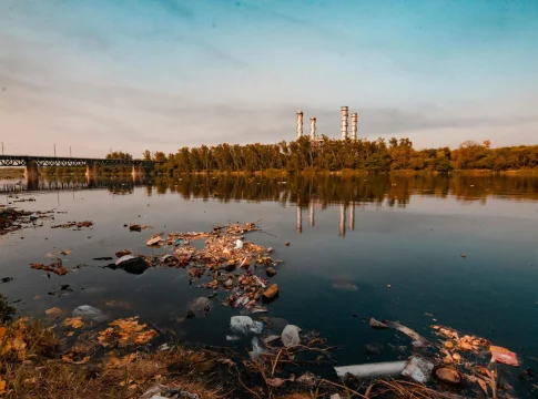 aoc-denuncia-contaminacion-agua-meta-portada contaminación agua centros datos Meta