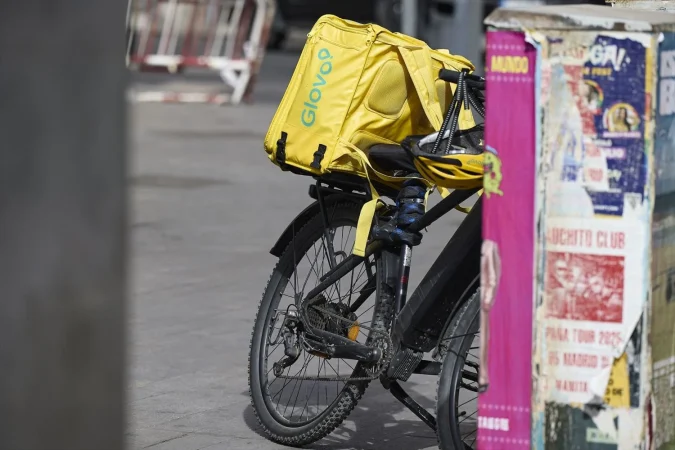 Fuentes sindicales estallan contra Uber por la compra de la matriz de Glovo: "Dejen de jugar a las inversiones y miren por los riders" 2 Merca2 bicicleta abandona de Glovo. Fuente Agencias