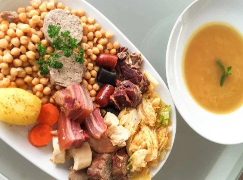 El truco de los restaurantes centenarios de Madrid para que el caldo del cocido quede denso, meloso y con un color dorado espectacular El truco de los restaurantes centenarios de Madrid para que el caldo del cocido quede denso, meloso y con un color dorado espectacular