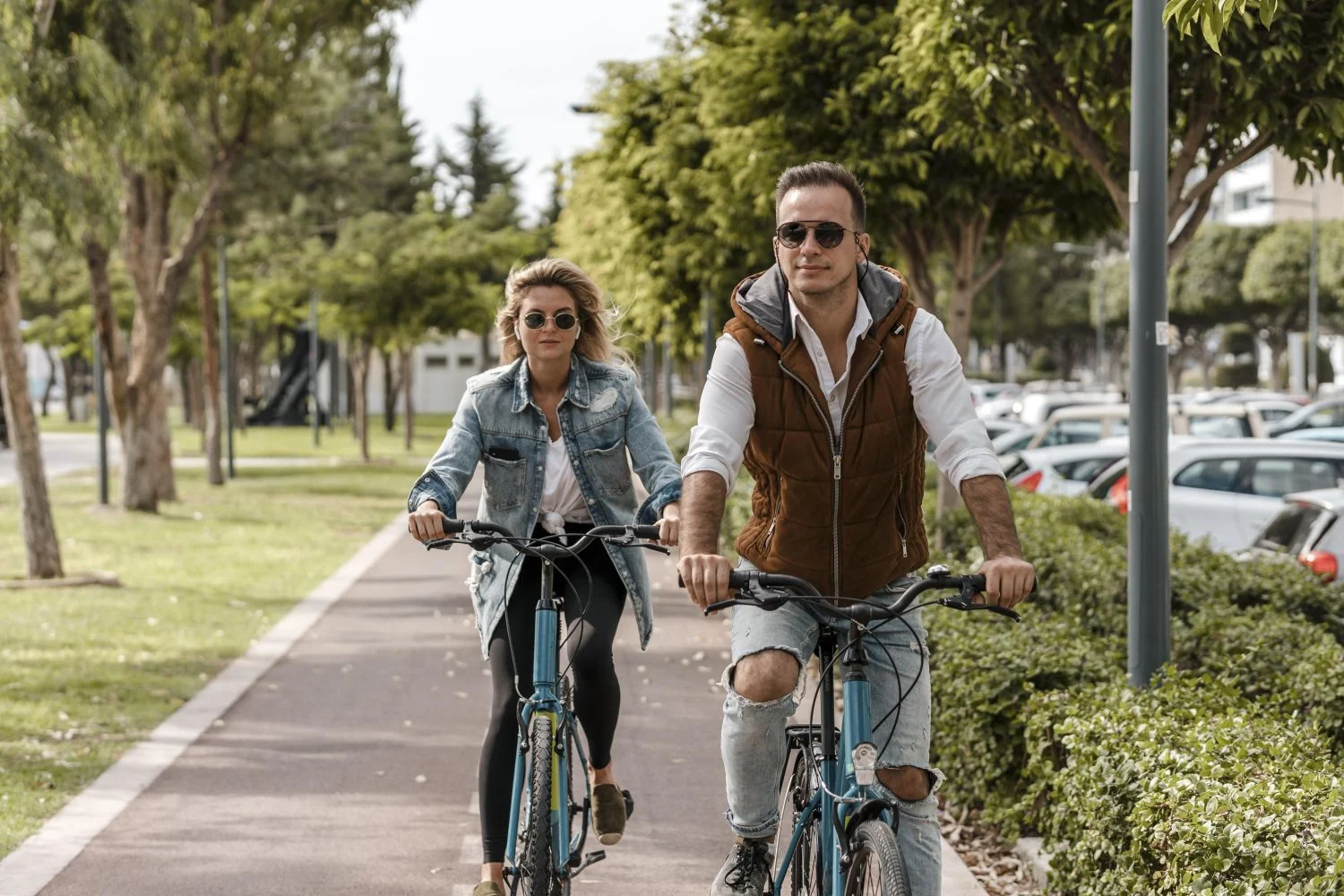 Banco Santander ayuda a las empresas a prepararse para la nueva Ley de Movilidad Sostenible con una propuesta integral 1 Merca2 man woman riding their bikes Merca2
