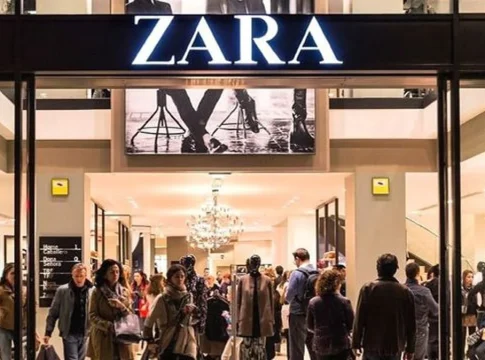 La camiseta rústica de Zara que sustituye a la camisa y es la más fresca para vestir elegante La camiseta rústica de Zara que sustituye a la camisa y es la más fresca para vestir elegante
