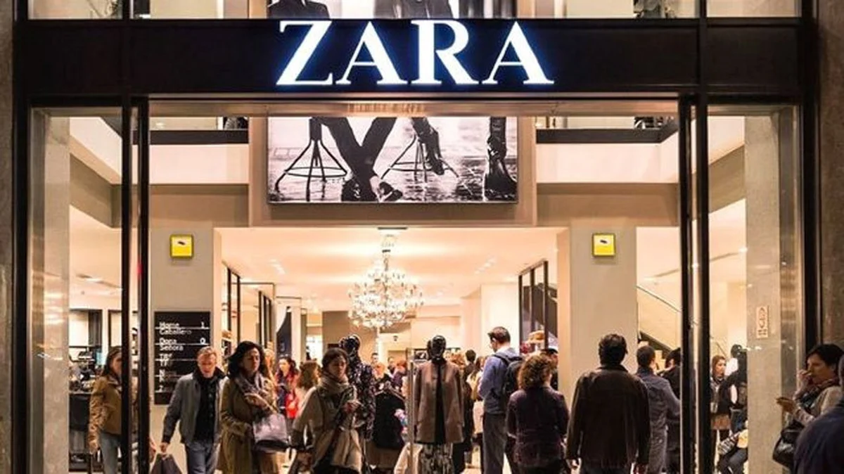 La camiseta rústica de Zara que sustituye a la camisa y es la más fresca para vestir elegante
