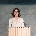 Alejandra Kindelán (AEB): "El objetivo es conectar Bizum con 13 países de la UE para 2027" 1 Merca2 Alejandra Kindelán defiende el crecimiento de Bizum como muestra de la capacidad de adaptación de la banca española