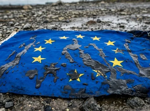 Bandera de la Unión Europea manchada de petróleo. Fuente: IA, Merca2. ¿Por qué Repsol podría convertirse en un activo clave para la seguridad energética europea?