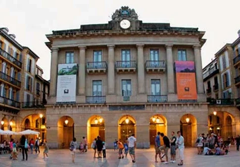 Bilbao Elegancia y creatividad en el mercado de Santo Tomás