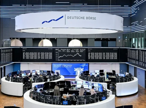 Creand AM alerta de que el petróleo y el conflicto en Ormuz marcarán los mercados en la segunda mitad de 2026 Imagen: Bolsa europea Deutsche Boerse Creand AM alerta de que el petróleo y el conflicto en Ormuz marcarán los mercados en la segunda mitad de 2026