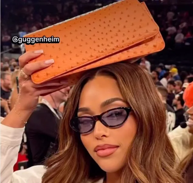 El bolso de los Knicks que ingresa en la colección Guggenheim: una inversión en activos de lujo