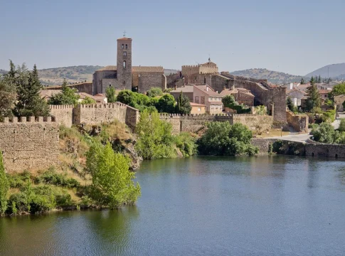 El pueblo medieval con un castillo intacto ideal para una escapada romántica saliendo de Madrid El pueblo medieval con un castillo intacto ideal para una escapada romántica saliendo de Madrid