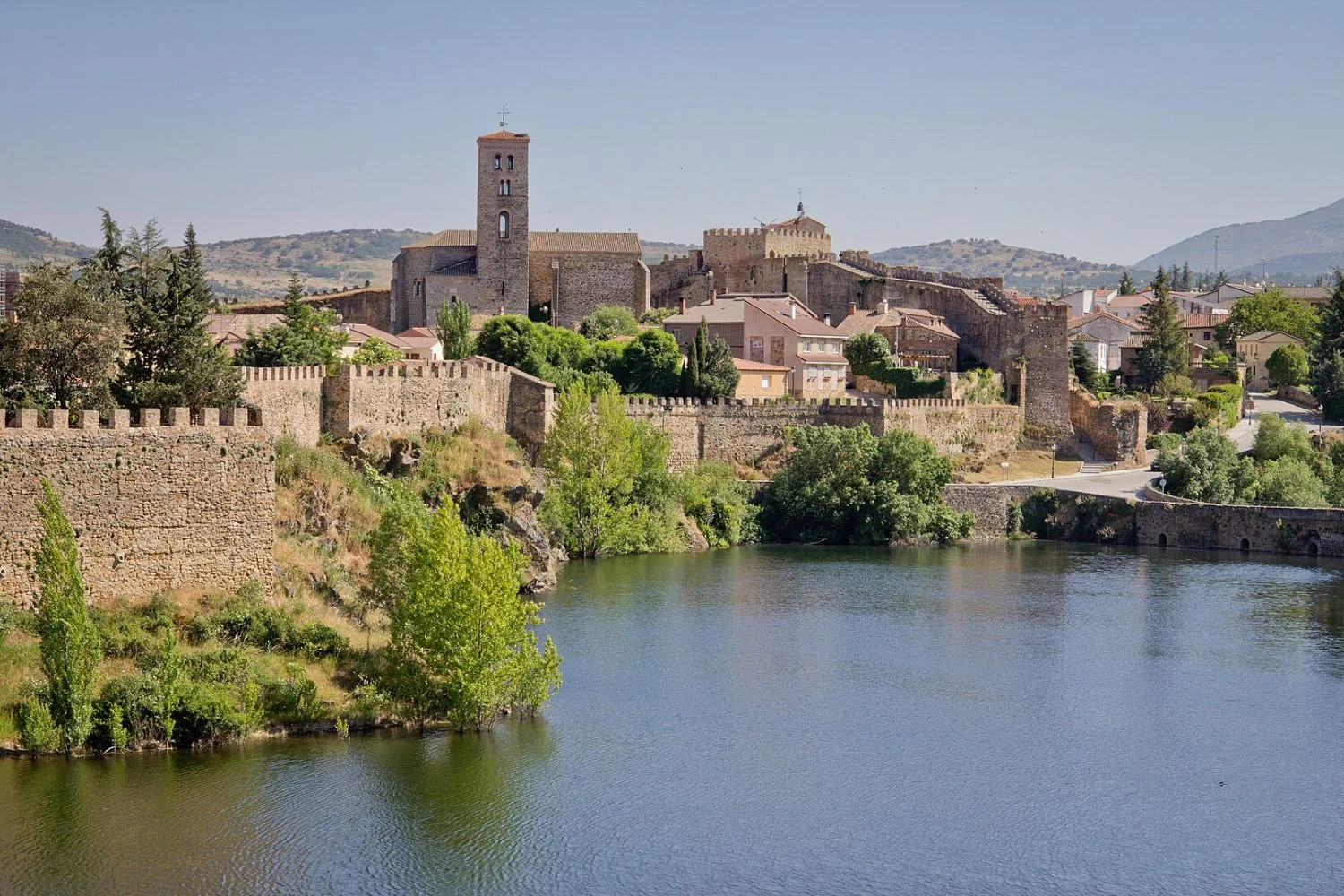 El pueblo medieval con un castillo intacto ideal para una escapada romántica saliendo de Madrid El pueblo medieval con un castillo intacto ideal para una escapada romántica saliendo de Madrid