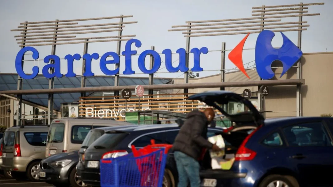 Carrefour_Estrategia_2030 Un local de Carrefour con un cliente cargando la compra en el coche