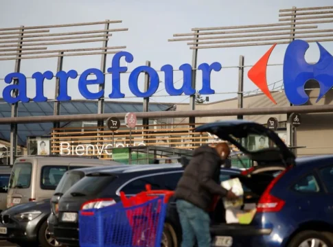Carrefour_Estrategia_2030 Un local de Carrefour con un cliente cargando la compra en el coche
