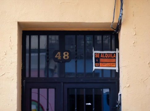 Cartel de alquiler de vivienda en Madrid. Fuente Agencias Cartel de alquiler de vivienda en Madrid. Fuente Agencias