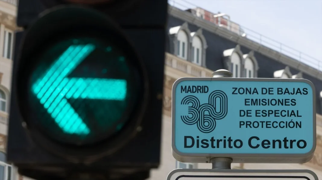 Cartel de las Zonas de Bajas Emisiones en Madrid Las ZBE de Madrid vuelven a los tribunales: el nuevo recurso que pone en jaque al taxi y a las VTC