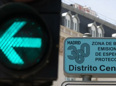 Cartel de las Zonas de Bajas Emisiones en Madrid Las ZBE de Madrid vuelven a los tribunales: el nuevo recurso que pone en jaque al taxi y a las VTC