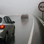 DGT prohíbe adelantar con mal tiempo y autoriza motos por el arcén: multa y puntos