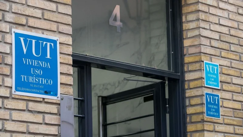 El revés judicial al Registro Único sale caro: Los propietarios de Airbnb en Granada reclaman 54 millones de euros 2 Merca2 Edificio con tres aviso de VUT