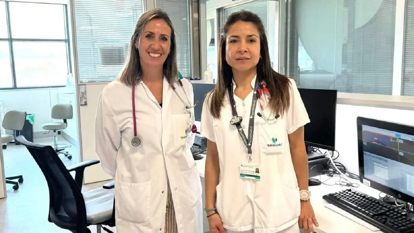 En la imagen las doctoras María Velázquez (izda.) Hospital Quirónsalud Valle del Henares