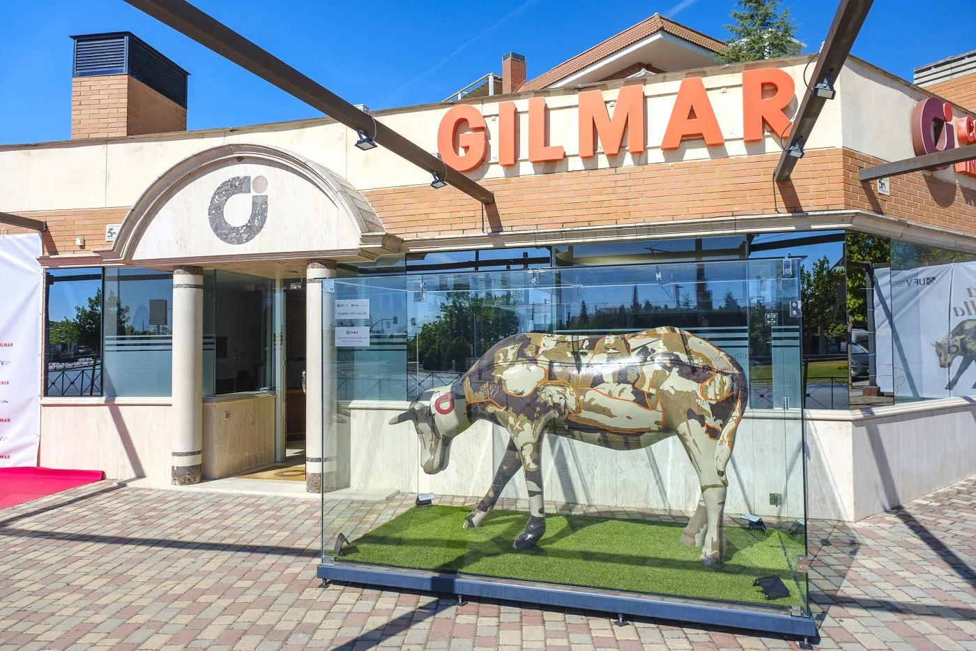 Una vaca, doscientos vecinos y José Ramón de la Morena: así fue la noche en la que GILMAR llenó Boadilla de arte