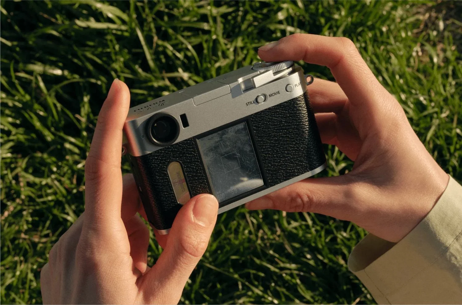 Fujifilm lanza una cámara instantánea con IA por 199 euros: análisis de precio y calidad frente a Polaroid