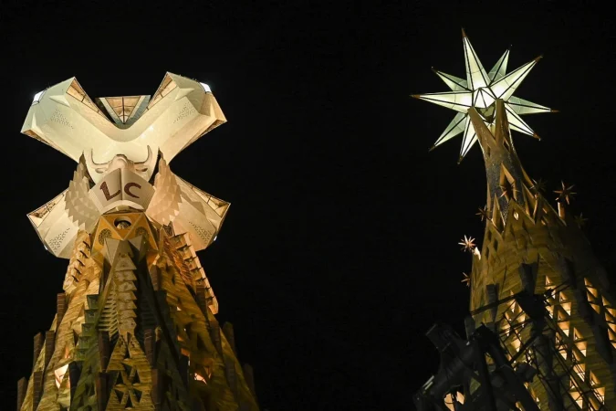 Fundación Endesa culmina con la cruz de la torre de Jesucristo su tercera iluminación artística en la Sagrada Familia en 20 años 1 Merca2 Fundacion Endesa Iluminacion SF Cruz Jesucristo Estrella Virgen Merca2