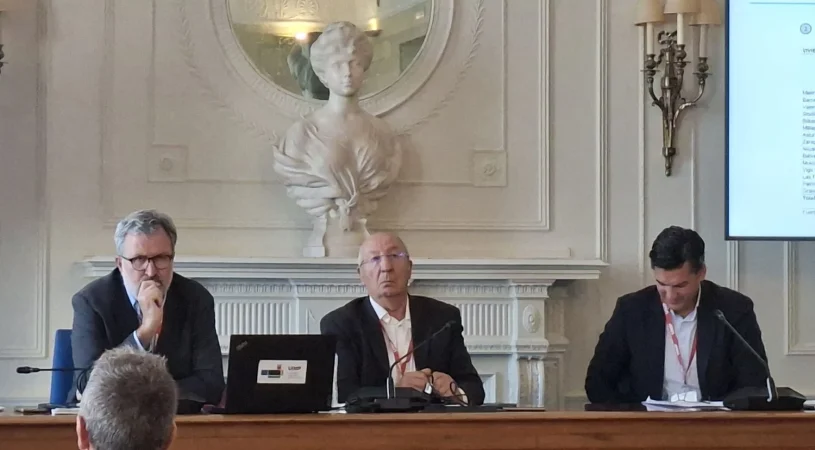 "Los suelos en España están concentrados en "manos muertas": Funcas y KPMG señalan los grandes retos de la vivienda 1 Merca2 Ignacio Ezquiaga, Amancio Fernández Rodríguez y Carlos Torres Vila, en el curso de la APIE. Ernesto Rodríguez Eiris