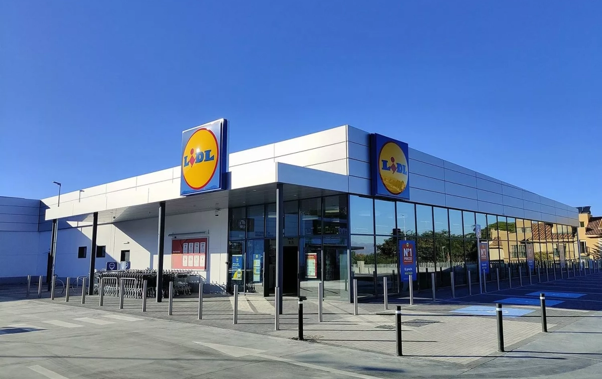 El proyector LED de jardín de Lidl que arrasa a 13,99 €: luz potente, sensor de movimiento y sin necesidad de electricista