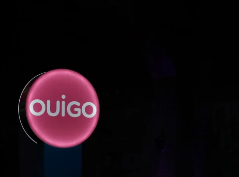 Logo de Ouigo en la inauguración de unas de sus lineas. Fuente Agencias Logo de Ouigo en la inauguración de unas de sus lineas. Fuente Agencias