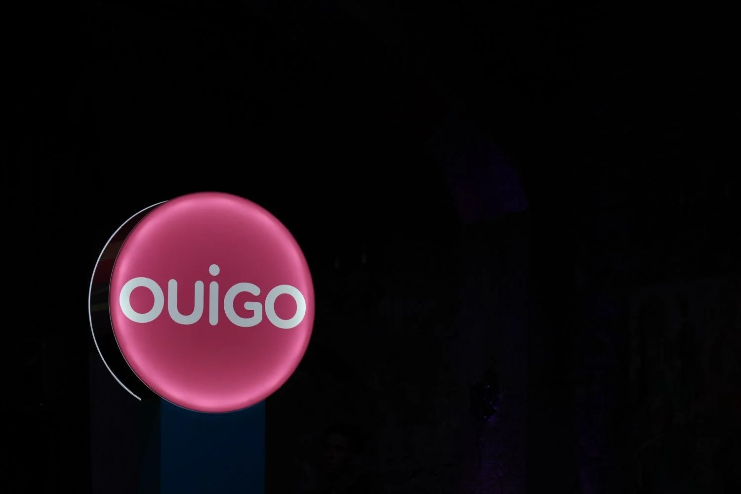 Logo de Ouigo en la inauguración de unas de sus lineas. Fuente Agencias Logo de Ouigo en la inauguración de unas de sus lineas. Fuente Agencias