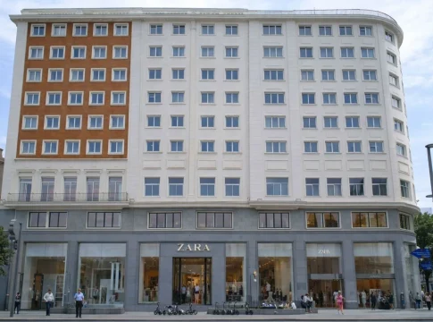 El nuevo vestido lencero de Zara cuesta menos de 30 euros y ya tiene lista de espera en las tiendas de Madrid El nuevo vestido lencero de Zara cuesta menos de 30 euros y ya tiene lista de espera en las tiendas de Madrid