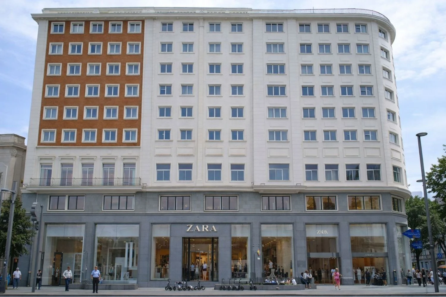 El nuevo vestido lencero de Zara cuesta menos de 30 euros y ya tiene lista de espera en las tiendas de Madrid El nuevo vestido lencero de Zara cuesta menos de 30 euros y ya tiene lista de espera en las tiendas de Madrid