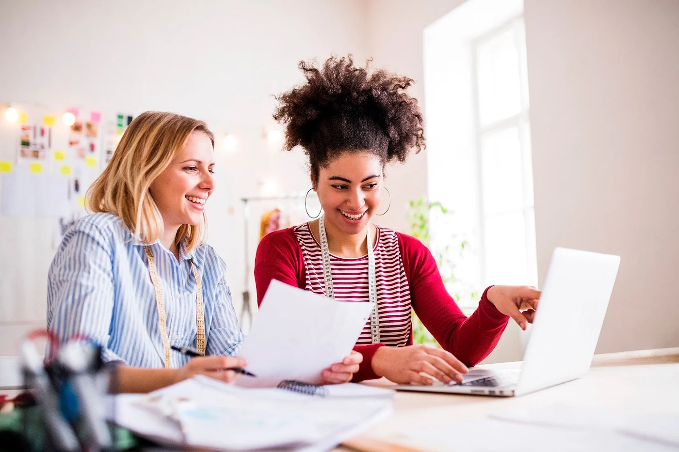 Banco Santander lanza Navigator Global para acelerar el crecimiento internacional de las pymes 1 Merca2 Personas trabajando en un taller 1 Merca2