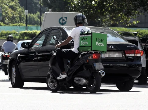 Repartidor de Uber Eats. Fuente: Agencias Último aviso para el reparto autónomo: Uber Eats fija en septiembre el apagón de su antiguo modelo laboral